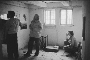 Höfgen. Akt-Pleinair 1979. Roger Rössing beim Hängen der Bilder