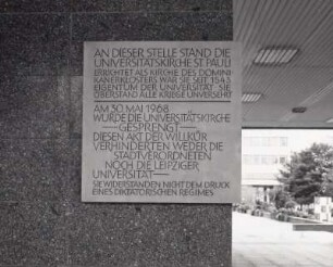 Gedenktafel zur Sprengung der Universitätskirche Sankt Pauli