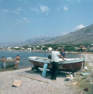 Kroatien. Fischer bei der Reparatur ihrer Boote