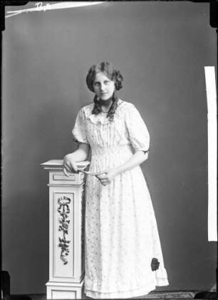 "Ausstellungsplatten IV" - junge Frau im Fotoatelier