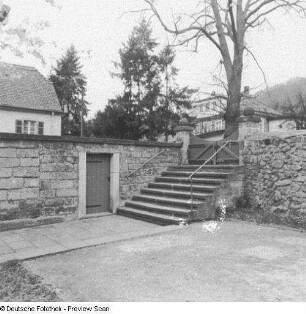 Carl-Maria-von-Weber-Gedenkstätte, ehemaliges Winzerhaus : Dresden-Hosterwitz, Dresdner Straße 44. Carl-Maria-von-Weber-Gedenkstätte. Einfriedung mit Treppenaufgang und Tor (1751/1800)