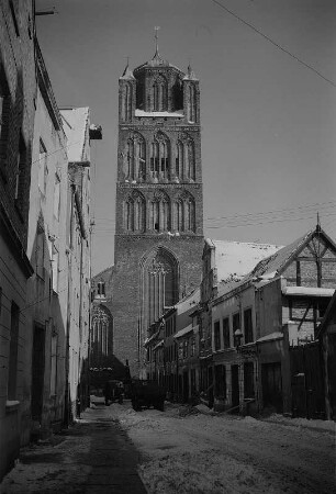 Stralsund. Blick entlang der Böttcherstraße zur St.-Jakobi-Kirche