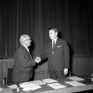 Manfred Samusch: Vereidigung: in Stadtverordnetenversammlung: Handschlag mit Bürgervorsteher Kurt Nonne, 4. Oktober 1966
