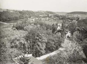 Leisnig, Stadtansicht : Leisnig. Östlicher Stadtteil mit Wehr der Freiberger Mulde, Industrieanlagen und Bahnhof. Blick von der Kantorei talauf nach Nordosten