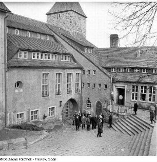 Teilnehmer im Burghof