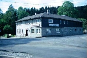 großer Dorfgasthof an einer Kreuzung