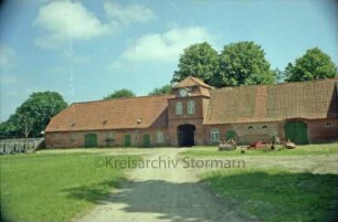 Gut Tangstedt: Torhaus: Hofseite: Durchfahrt, in Giebel Uhr