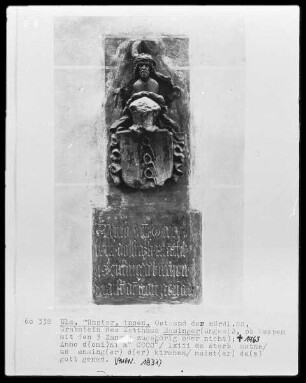 Grabstein des Matthäus Ensinger (ungewiss ob Wappen mit den drei Zangen dazu gehört) (+1463)