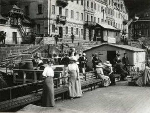 Herrnskretschen : Herrnskretschen (heute Hrensko/Tschechien). Blick von der Landungsbrücke der SBDG auf Elbuferstrasse und Kaianlagen mit Passagieren (Bildmitte vorn: Ehefrau des Fotografen)