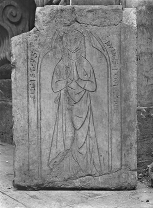 Grabplatte mit einer betenden Frau