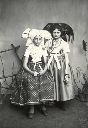 Ausgangstracht aus Burg : Kleidung - niedersorbische Tracht. Ort: Bórkowy / Burg-Spreewald. Ausgangstracht a) links: tägliche Tracht b) rechts: Festtracht