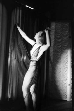 Berlin: Kabarett der Komiker; Dorothy von Bruck; tanzt
