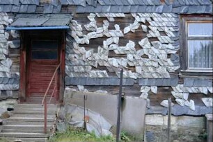 Rückseite des Herrenhauses, grauer Schiefer fällt ab
