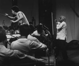 Leonard Bernstein (1918-1990; Pianist, Komponist, Dirigent) mit Dirigierschüler. Salzau, 1986