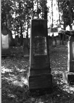 Grabstein 66 (Index: 99796104) Maße HxBxT: 189x52x26 cm Besonderheit: Doppelgrab für Eheleute: Grabstein 66