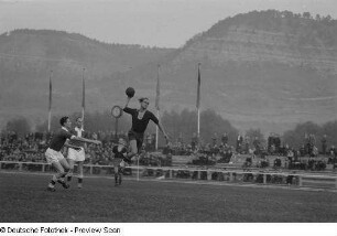 Handballspieler bei einem Spiel auf dem Feld der Sportschule