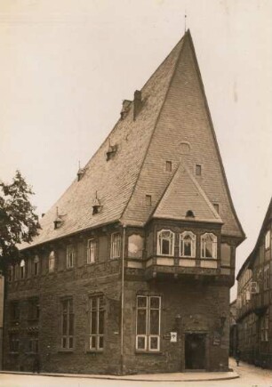 Patrizierhaus "Brusttuch" : Goslar, Patrizierhaus "Brusttuch", Fassade mit Eingang und Erker. Fachwerk des Obergeschosses mit Bildschnitzereien