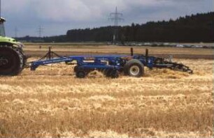Fotografie: Bodenbearbeitungsgerät, Scheibenegge, Stoppelbearbeitung, Raupentraktor, Gummiraupenlaufwerk