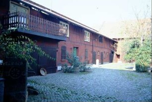 Hof des Dorfmuseums mit Wirtschaftsgebäuden; Sammlung alter Grenzsteine