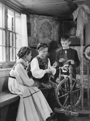 Bregenzer Wald, Wäldler Stube aus Bezau, Kinder am Spinnrad in Volkstracht