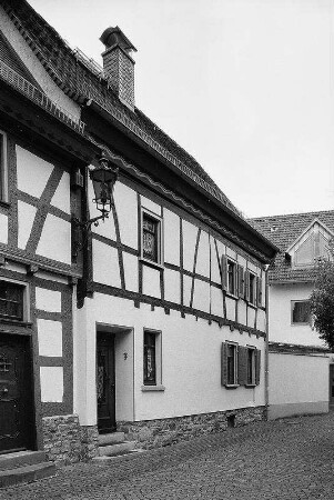 Wohnhaus und Hoftor; Oberursel, Wiederholtstraße 7