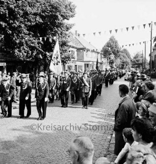 Volks- und Schützenfest: Schützenverein von Trittau und Umgebung e.V.: Festumzug in Kirchenstraße / Poststraße: rechts Zuschauer