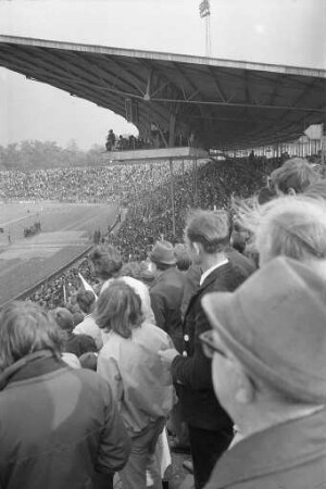 Fußball-Länderspiel der englischen Schüler-Nationalmannschaft gegen eine deutsche Schülerauswahl im Wildparkstadion