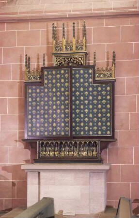 Sippenaltar — Ornamente aus bourbonischen Lilien und Granatäpfeln