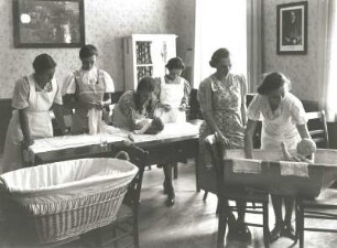Herrnhut, Junge Frauen in einer Haushaltungsschule, Unterricht in der Säuglingspflege