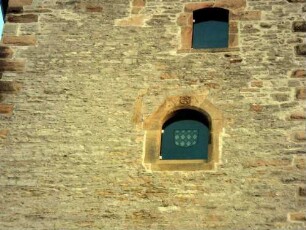 Stadtbefestigung-Wehrturm (Pfeiferturm Jahr 1460)-Ansicht von Süden- Obergeschosse mit Wappenkartusche und Jahreszahl 1470 im Schlußstein des Fensters