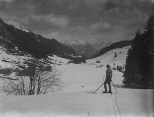 Skifahrer : Skifahrer blickt über das Starzlachtal