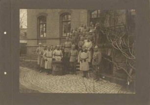 König Wilhelm II. von Württemberg und Offiziere der 58. Infanterie-Division bei Saarburg, in Uniform mit Pickelhaube auf Treppenaufgang zu Gebäude stehend