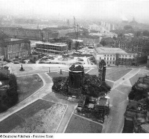 Neumarkt mit Ruine der Frauenkirche, dahinter der Kulturpalast im Bau