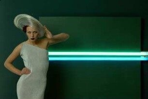 Neonhut, Aufnahme für „Event“ : Model mit Neonhut und Lurex-Kleid vor Neonröhren