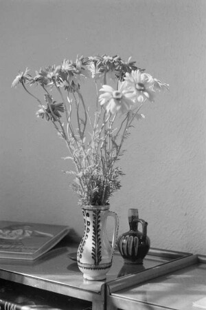 Vase mit Blumen im Teupitzer Wochenendhaus. : Waza z kwětkami w dowolowym domčku w Tupcu.