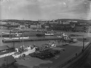 Oslo. Blick von Akerhus Festung gegen Piperviken, die Bucht vor dem Osloer Rathaus