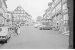 Rotenburg/Fulda: Platz vor dem Schloss, durch Torbogen auf Fachwerkhäuser