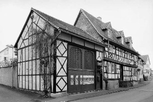 Ehem. Schule (Wohnhaus und Hoftor); Oberursel, Lange Straße 75
