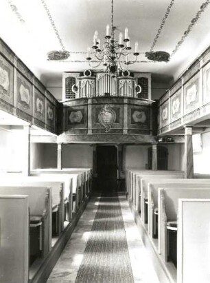 Dorfkirche Rußdorf. Inneres mit Orgel : Crimmitschau-Blankenhain-Rußdorf. Dorfkirche Rußdorf, St.-Martins-Kirche (1673 verändert, 1766, Umbau 1872). Inneres nach Westen gegen Orgelempore (Orgel 1908; Jehmlich; Gehäuse der Vorgängerorgel von J. Faust 1770)