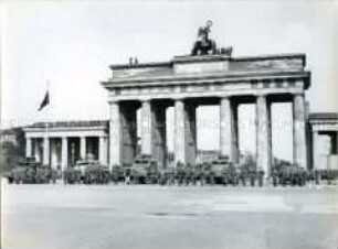 Kampfgruppen an der Sektorengrenze am Brandenburger Tor
