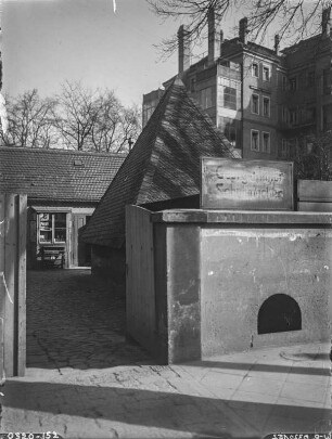 Dresden-Neustadt, Antonstraße. Brunnenhaus des Artesischen Brunnens und Schuhmacherwerkstatt