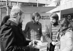 Freiburg, Weingarten: FDP-Wahlpropagandastand mit Henning Wellbrock, Einkaufszentrum