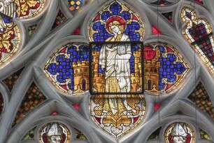 Westfenster mit Darstellung des Himmlischen Jerusalems — Kreuzigungsgruppe mit den Arma Christi — Maria und Johannes — Johannes der Evangelist