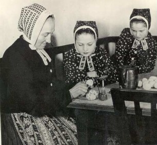 Das Färben von Ostereiern in Schleife : Bildende Volkskunst - Ostereier - Wachstechnik. Ort: Slepo / Schleife. Malen von Ostereiern in Schleife (Wachstechnik).