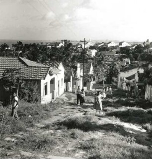 Olinda, Brasilien. Straßenbild mit Wohnhütten