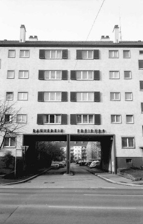 Freiburg; Stühlinger: Wohnhäuser des Bauvereins; Toreinfahrt Schenkstraße; von der Eschholzstraße