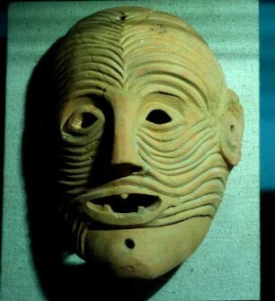 Archäologisches Museum Sparta. Tonmaske aus dem Heiligtum Artemis Orthia, 6. Jh. v. Chr.
