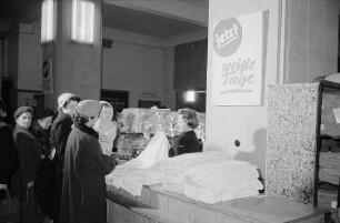 Kunden in einem Warenhaus der Handelsorganisation (HO) in der Abteilung für Textilien