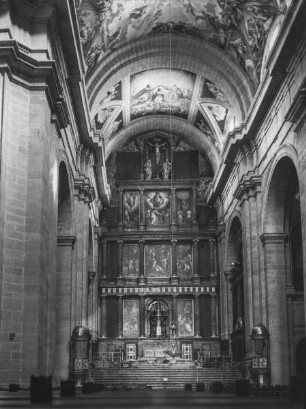 Retablo de la capilla mayor mit Kreuzigungsgruppe