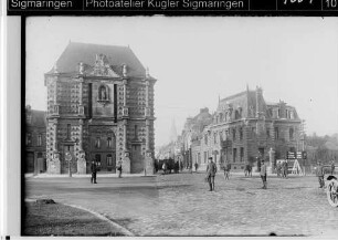 Cambrai, Straßenszene mit Soldaten und Zivilisten und Porte Notre-Dame